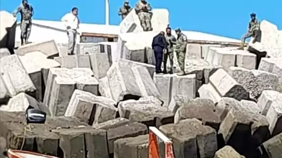 Durante varias horas, las dependencias y pescadores realizaron diversas maniobras para remolcar la lancha Durante varias horas, las dependencias y pescadores realizaron diversas maniobras para remolcar la lancha