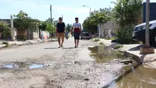 Vecinos del Sur de Mérida viven entre calles llenas de baches y fugas de agua