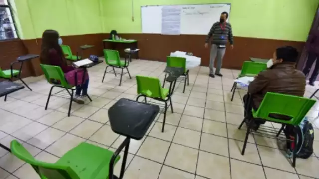 Con la estrategia estatal de "Regreso Seguro a Clases" se contempla mayor distanciamiento en las escuelas