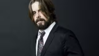 Dross suele llevar cabello largo, lentes oscuros y un sombrero y aunque ha tenido ciertos cambios en su imagen, es la primera vez que los fans lo resaltan de esta manera