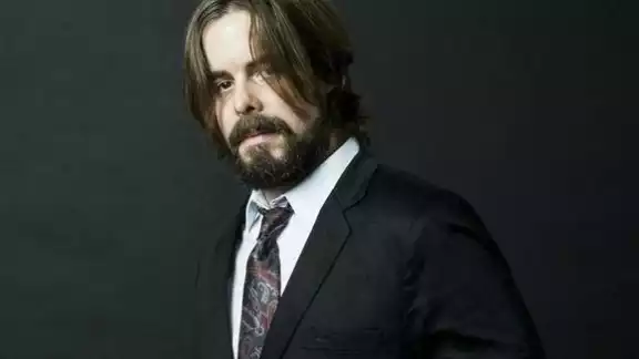Dross suele llevar cabello largo, lentes oscuros y un sombrero y aunque ha tenido ciertos cambios en su imagen, es la primera vez que los fans lo resaltan de esta manera Dross suele llevar cabello largo, lentes oscuros y un sombrero y aunque ha tenido ciertos cambios en su imagen, es la primera vez que los fans lo resaltan de esta manera
