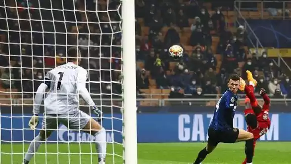 Con un golazo de Firmino y un tanto más de Salah, los de Klopp están cerca de avanzar a los cuartos de final