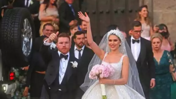 Saúl Canelo Álvarez y Fernanda Gómez derrocharon amor en su primer aniversario de bodas Saúl Canelo Álvarez y Fernanda Gómez derrocharon amor en su primer aniversario de bodas