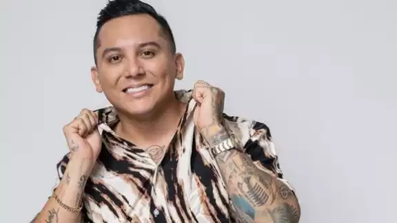 Edwin Luna confiesa que se sometió a un procedimiento estético para mejorar su imagen.