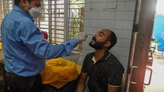 Dos hombres, de 66 y de 46 años, dieron positivo a las pruebas en el estado de Karnataka, en el sur del país Dos hombres, de 66 y de 46 años, dieron positivo a las pruebas en el estado de Karnataka, en el sur del país