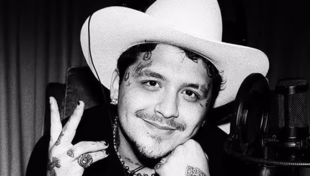 Christian Nodal intentó besar a la fuerza a una fan que se le acercó a pedirle una fotografía