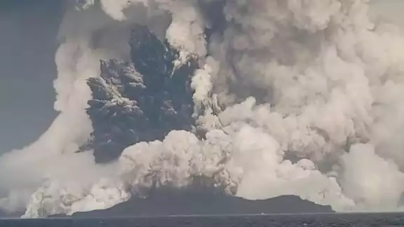 La explosión causó un tsunami La explosión causó un tsunami