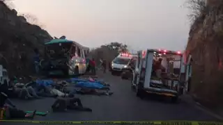 El autobús chocó con un paredón que estaba junto a la carreterra en Jalisco