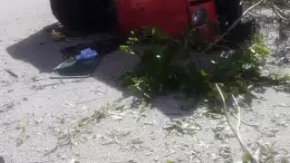 Al momento de la volcadura del coche, el pequeño salió proyectado, falleciendo por las heridas causadas.