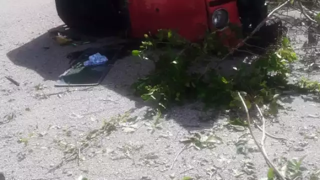 Al momento de la volcadura del coche, el pequeño salió proyectado, falleciendo por las heridas causadas.
