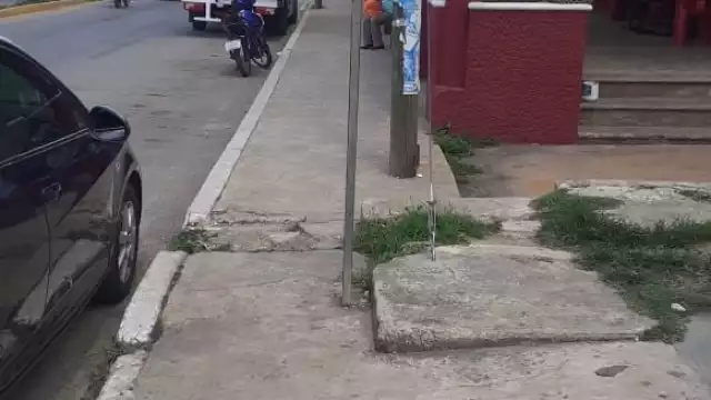 Según el ciudadano Crisanto Suárez Pech, invade todo lo ancho del embaquetado