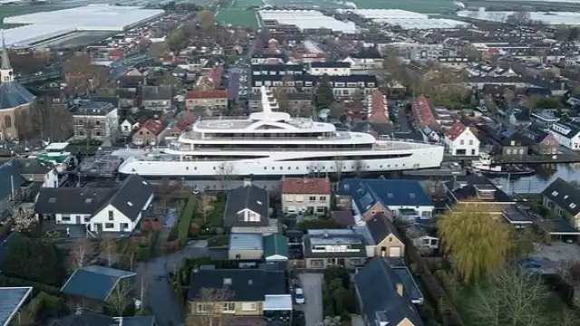 El superyate navegando por los canales holandeses