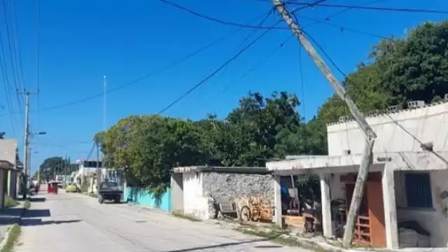 Denunciantes piden que se cambie el poste debido a que se encuentra en el paso de los estudiantes y representa un peligro