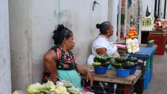 Yucatecos combinan el maya con palabras en español Yucatecos combinan el maya con palabras en español