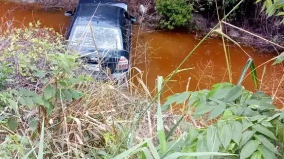 El vehículo color azul se salió de la carretera; al parecer el conductor del carro perdió el control del mismo El vehículo color azul se salió de la carretera; al parecer el conductor del carro perdió el control del mismo