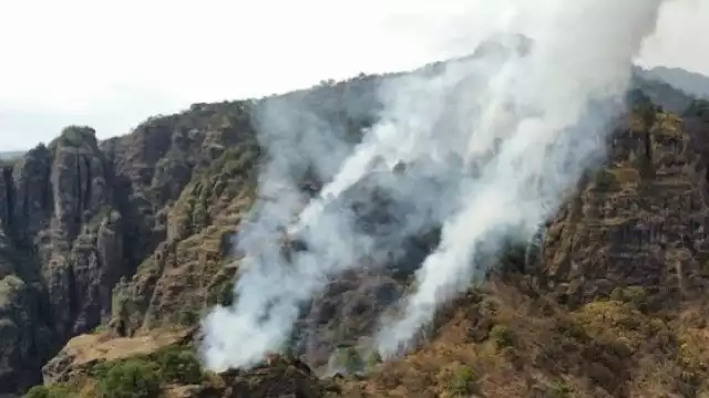 Con este es el segundo año consecutivo que se registran incendios en el Tepozteco. Foto: Twitter @CNPC_MX