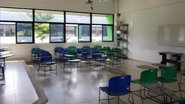 Los estudiantes regresarán a las aulas un año y medio después de que cerraron por la pandemia