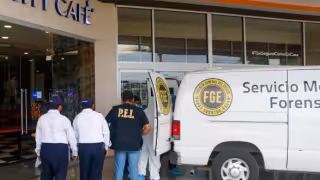 Según dijeron los meseros de un restaurante, al poco tiempo que se le sirvió al comensal, empezó a tener un comportamiento extraño hasta que se desmayó