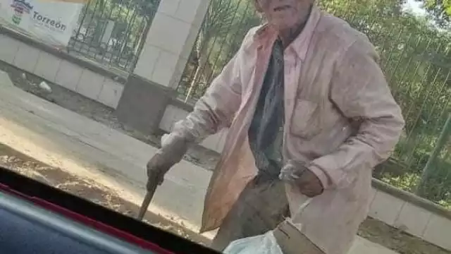 El abuyelito vivía a la sombra de un árbol, abandonado por sus 11 hijos hasta que una desconocida lo adoptó