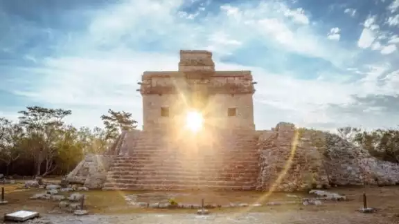 La zona arqueológica de Dzibilchaltún es uno de los sitios más visitados de Yucatán La zona arqueológica de Dzibilchaltún es uno de los sitios más visitados de Yucatán