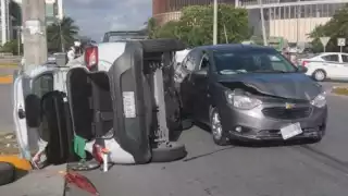 El automóvil volcado fue retirado del carril de la avenida Nichupté tras el accidente vehicular en Cancún