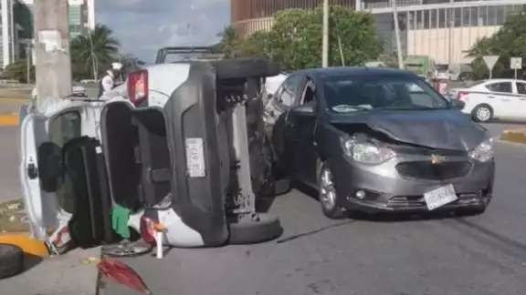 El automóvil volcado fue retirado del carril de la avenida Nichupté tras el accidente vehicular en Cancún El automóvil volcado fue retirado del carril de la avenida Nichupté tras el accidente vehicular en Cancún