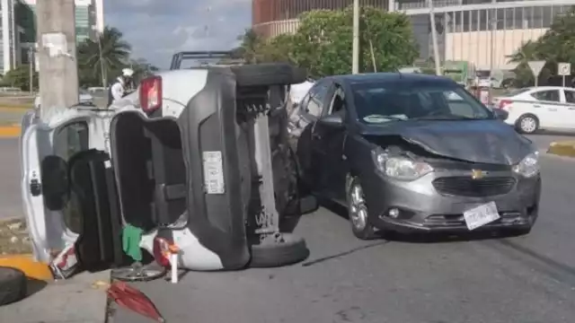 El automóvil volcado fue retirado del carril de la avenida Nichupté tras el accidente vehicular en Cancún