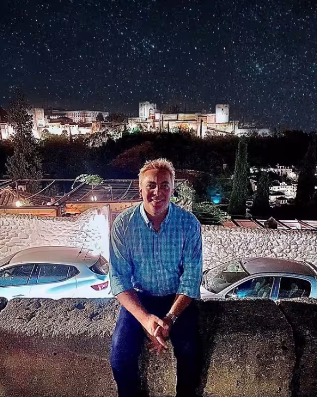 Cristian Castro sufre caida durante un programa en vivo