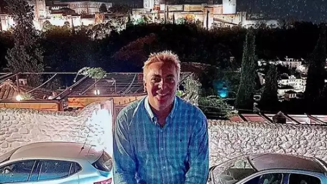 Cristian Castro sufre caida durante un programa en vivo