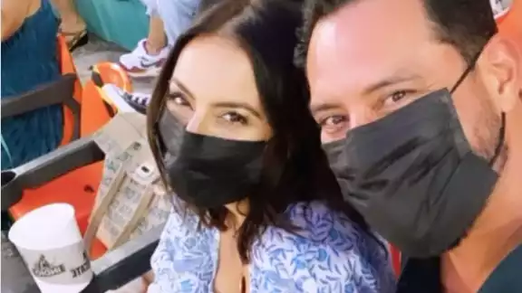 La pareja aprovechó para compartir fotos donde se les veía disfrutar  del partido de los Leones de Yucatán
