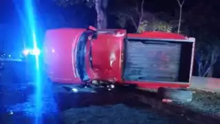 Conductor pierde el control de su camioneta y vuelca en la entrada a Chetumal