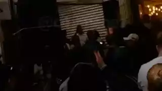 Pese a semáforo rojo, 'chelería' en Tepito aglomera a decenas de personas en CDMX