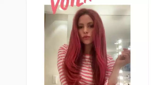 Shakira regresa el tono rojo en su cabello como en los 90's