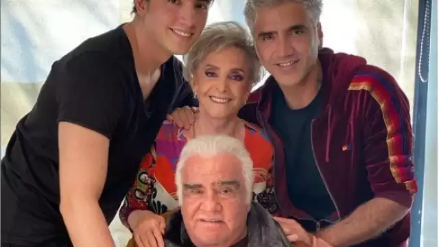 Alejandro Fernández compartió esta foto en su cuenta de Instagram donde asegura que desde donde esté su familia siempre está en sus oraciones