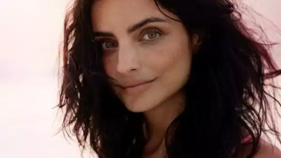 Aislinn Derbez podría estar estrenando amor o solamente podría tratarse de una oleada de despecho