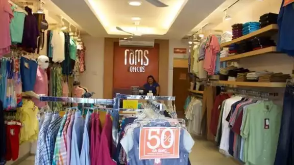 Los negocios lucen vacíos, sin clientes que los visiten. Los negocios lucen vacíos, sin clientes que los visiten.