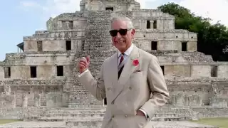 El Príncipe aprovechó para tomarse una foto teniendo como fondo el edificio Nohochná, en Edzná