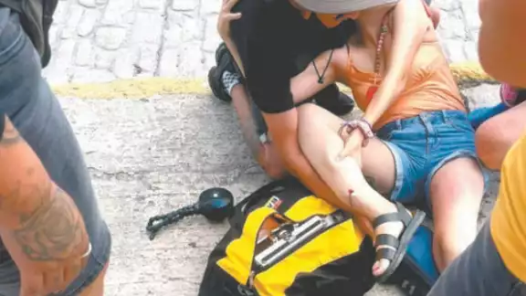 Turista cae en registro y se fractura la pierna en Cancún