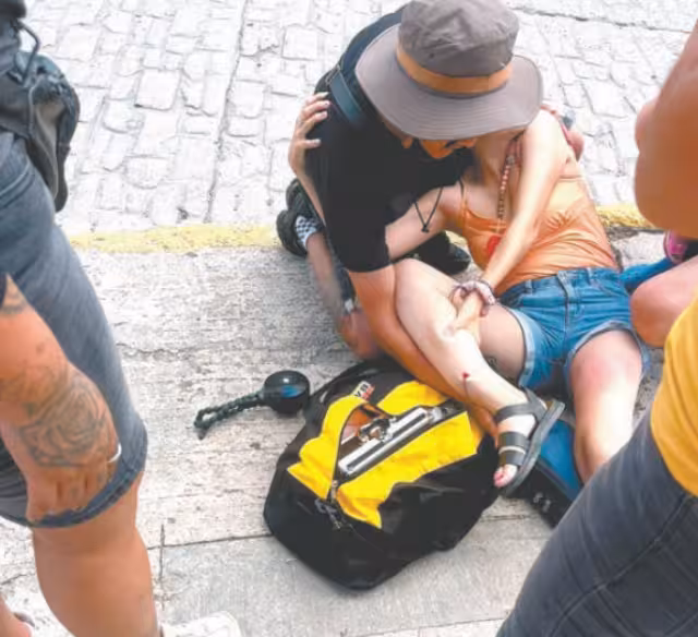 Turista cae en registro y se fractura la pierna en Cancún