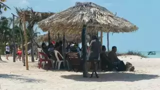 Este fin de semana se dejaron ver turistas extranjeros en las playas de Sabancuy