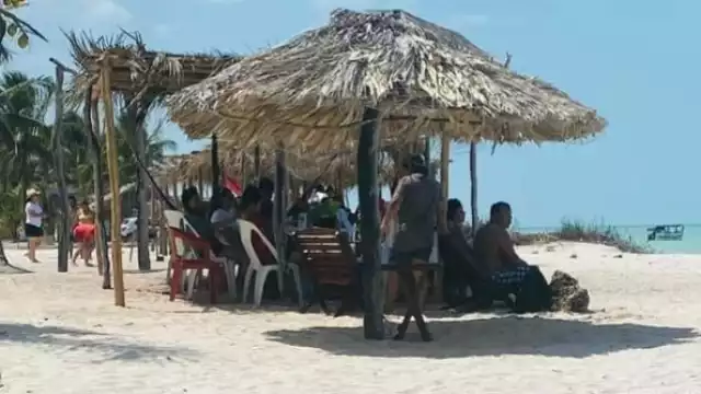 Este fin de semana se dejaron ver turistas extranjeros en las playas de Sabancuy