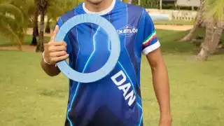 El atleta compartió un par de fotografías del emotivo momento que vivió junto a su pareja