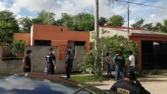 Vecinos aseguran que no vieron nada extraño al interior del domicilio. Foto: Alejandro Collí Vecinos aseguran que no vieron nada extraño al interior del domicilio. Foto: Alejandro Collí