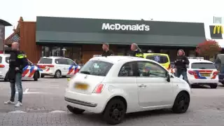 La policía acordonó el lugar donde fueron asesinadas dos personas. Foto: Captura de pantalla