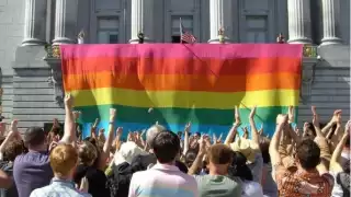 La bandera del arcoíris es el símbolo de la comunidad LGBTTI+ desde hace 43 años