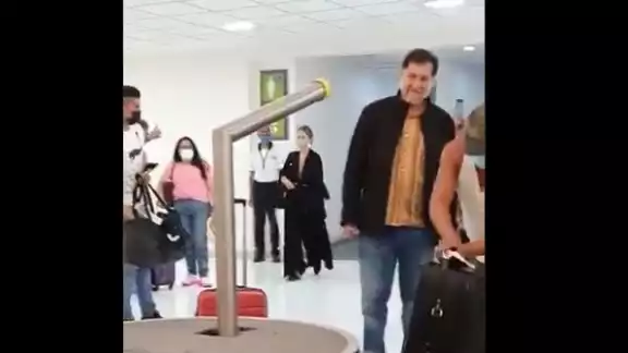 El diputado arribó al Aeropuerto Internacional de la Ciudad de México El diputado arribó al Aeropuerto Internacional de la Ciudad de México