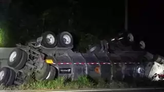 Pipa con combustible vuelca en la 'Curva del Diablo' de José María Morelos