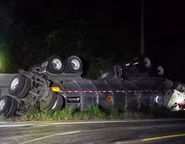 La pipa volcó en el tramo carretero de José María Morelos a Polyuc; se desconoce el estado de salud del chofer