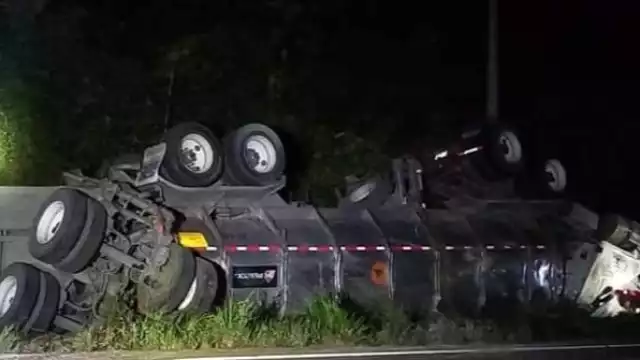 La pipa volcó en el tramo carretero de José María Morelos a Polyuc; se desconoce el estado de salud del chofer