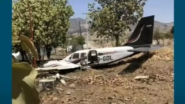 La avioneta en la que viajaba la alcaldesa de Tepic, Nayarit, quedó fuertemente dañada tras el aterrizaje forzoso